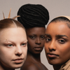 Drei Frauen mit unterschiedlichem Hautfarben posieren zusammen und präsentieren die Shades des Infinity Filter von LH Cosmetics vor einem neutralen Hintergrund.