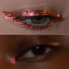 Zwei Nahaufnahmen von Augen, die mit dem metallisch-glitzernden kupferfarbenen Eyeliner Sparkl geschminkt sind.