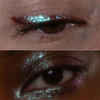 Nahaufnahmen von zwei Augen, auf deren Lidern funkelndes, lichtreflektierendes Sparkl-Make-up in der Farbe Teal zu sehen ist.