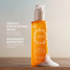 Der orangefarbene Flakon des Lumene Nordic-C [VALO] Exfoliating Gel Cleanser schäumt und unterstreicht damit seine exfolierende und strahlende Wirkung.