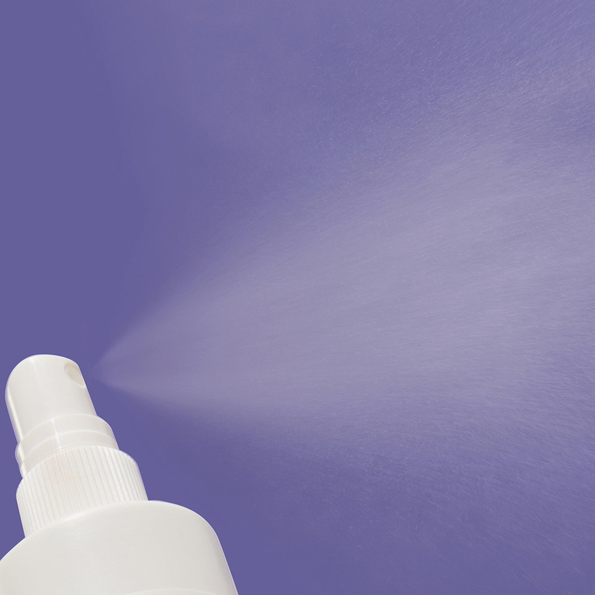 Nahaufnahme des Repairing Facial Spray with Hypochlorous Aci, dass einen feinen Nebel vor violettem Hintergrund sprüht