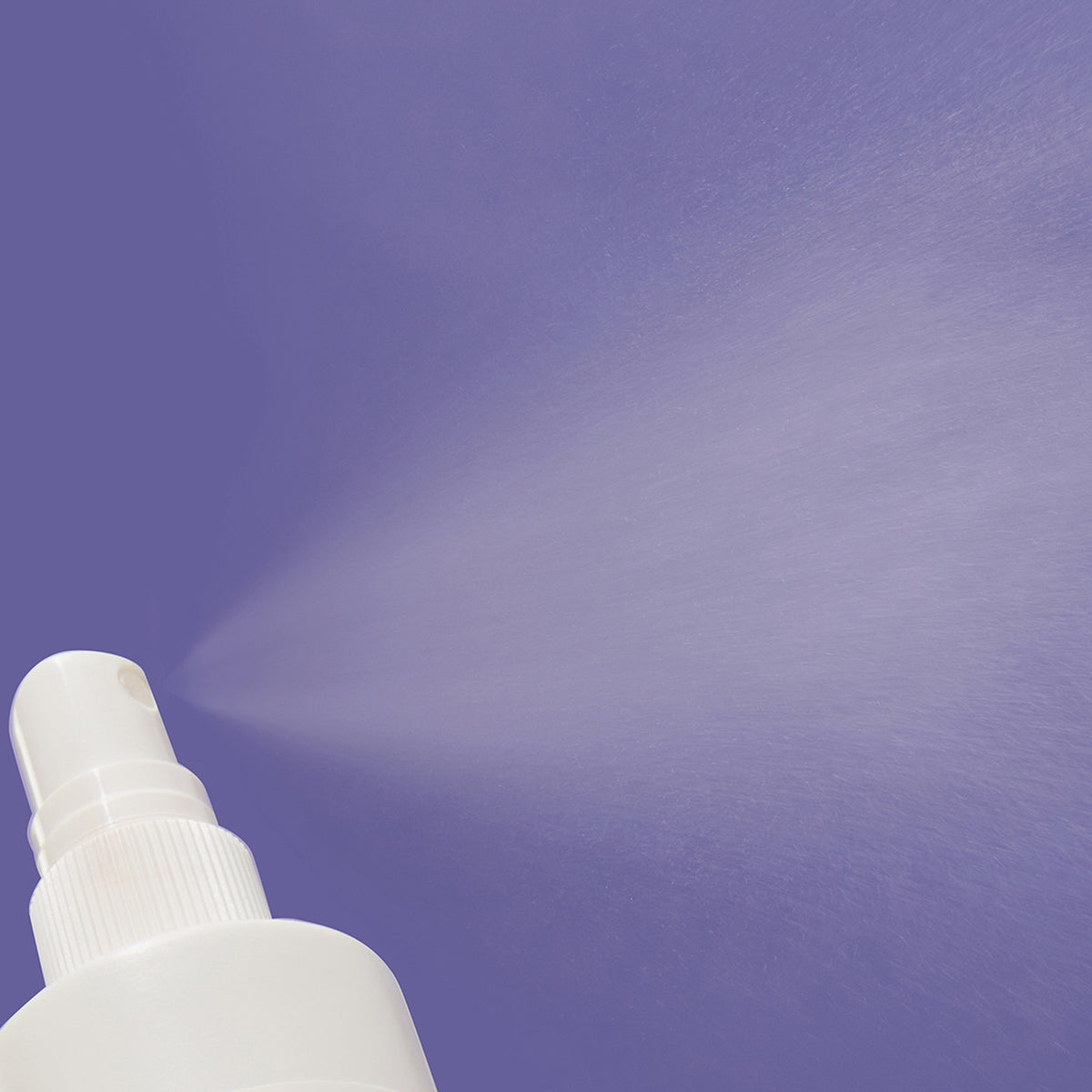 Nahaufnahme der Repairing Facial Spray w/ Hypochlorous Acid Flasche, die vor einem violetten Hintergrund einen Sprühnebel freisetzt