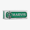 Marvis Mini Zahnpasta Classic Strong Mint, 25ml, in grüner und silberner Verpackung.