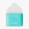 Eine türkisfarbene Mediheal Madecassoside Blemish Pad-Verpackung, aus der ein quadratisches weißes Pad teilweise herausragt.