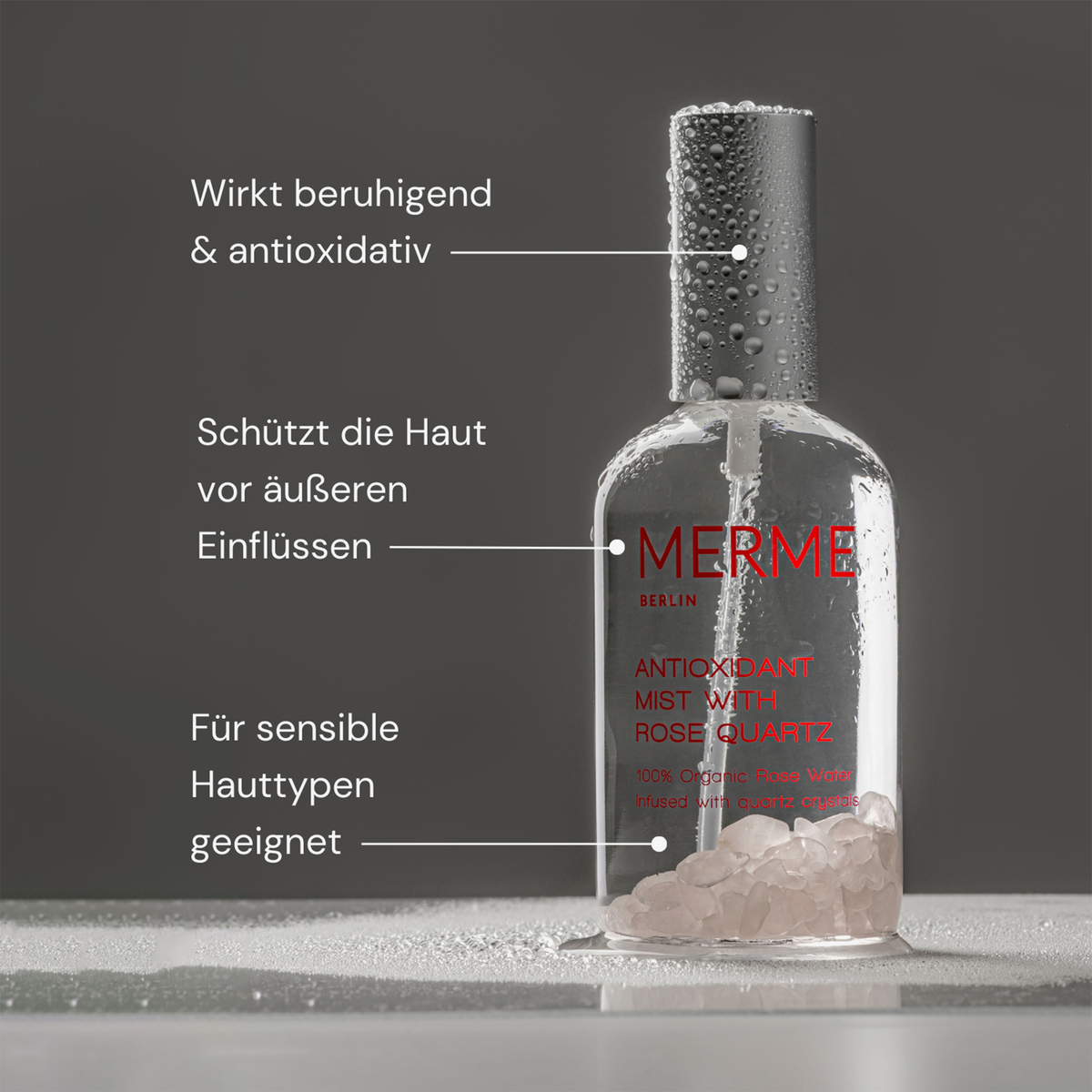 Eine Flasche MERME Antioxidant Mist With Rose Quartz mit einem Text, der die wohltuende und schützende Wirkung hervorhebt.