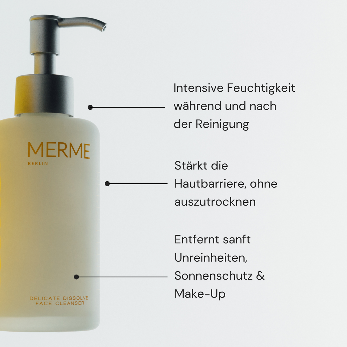 Eine Flasche MERME Delicate Dissolve Face Cleanser, die die feuchtigkeitsspendenden, barrierestärkenden und reinigenden Eigenschaften hervorhebt.