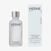 Eine 50ml Flasche und hellblaue Produktverpackung MERME Oxygen Water 7 Day Pore Clearing Solution vor weißem Hintergrund.