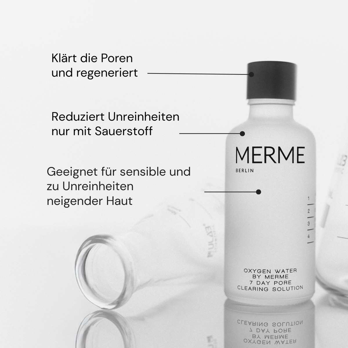 Eine MERME Oxygen Water Hautpflegeflasche mit deutschem Text, der die porenreinigende und hautregenerierende Wirkung hervorhebt.