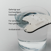 MERME Edelstahl Gua Sha in Wasser mit deutschem Text, der die Vorzüge dieser Methode beschreibt.