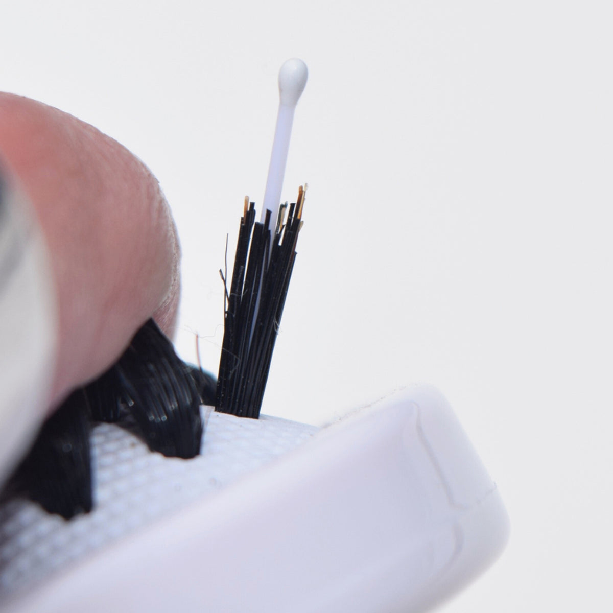 Nahaufnahme einer einzelnen Bürste der Miracle Brush® X HAIRtamin® vor weißem Hintergrund.