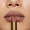 Nahaufnahme von Lippen mit mattem Lippenstift in zartem Rosé-Mauve. Der Lippenstift wird mittig vor den Lippen präsentiert.