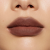 Nahaufnahme von Lippen mit mattem Lippenstift in kühlem Taupe-Braun und weich verblendetem Ombré-Effekt.
