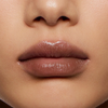 Nahaufnahme von glänzenden, vollen Lippen, die den NABLA Cosmetics Beyond Jelly Lipstick Pearlescent tragen, mit glatter, hydrierter Haut um den Mund herum.