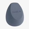 Der NABLA Cosmetics Blended-up Multi-Angled Sponge ist blau mit einer flachen Kante und dem Aufdruck 'NABLA' auf seiner Oberfläche.