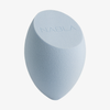 Blended-up Pro Tapered Sponge von NABLA Cosmetics in Hellblau, mit NABLA-Prägung auf der Oberseite, auf weißem Hintergrund.