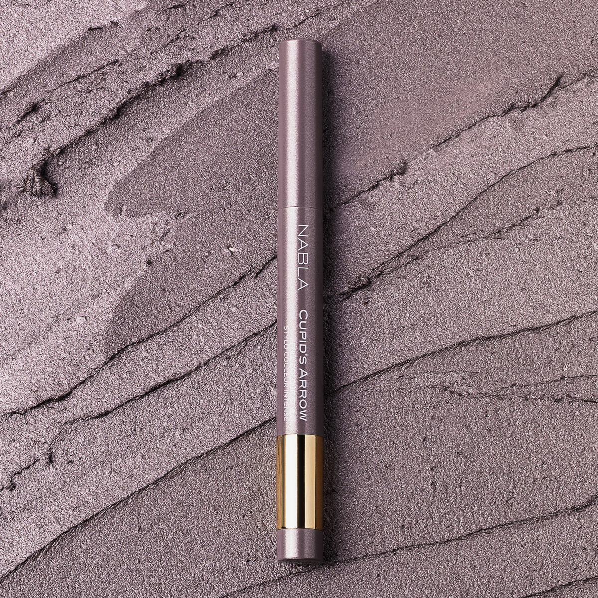 NABLA Cupid’s Arrow Longwear Stylo Arrow Shine in der Nuance Silver Moon auf schimmernder, strukturierter Oberfläche in kühlen Silber-Grautönen.