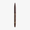 Brauner Make-up-Stift mit zwei Enden und goldenen Akzenten, NABLA Cosmetics Freckle Maker Pen, auf weißem Hintergrund.