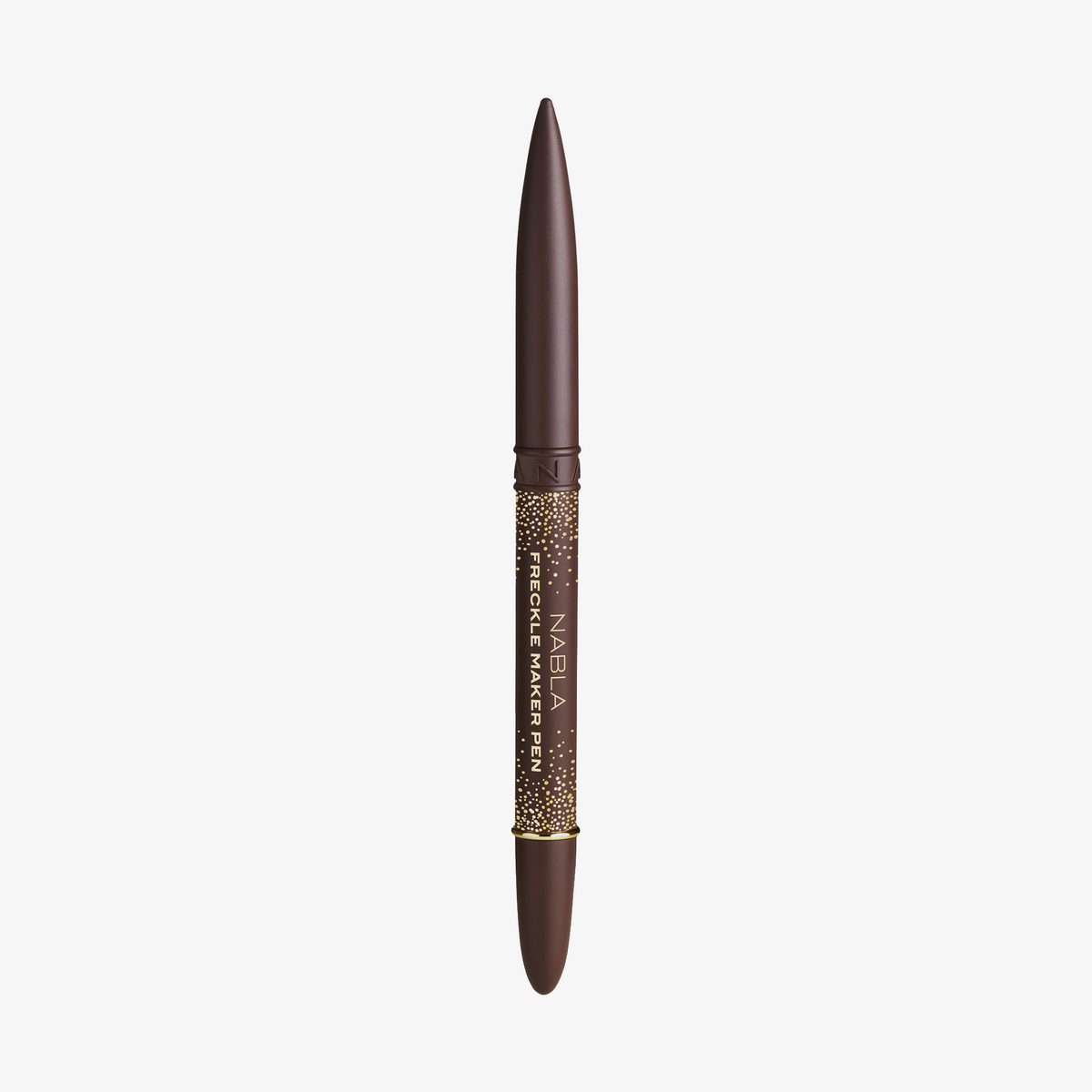 Brauner Make-up-Stift mit zwei Enden und goldenen Akzenten, NABLA Cosmetics Freckle Maker Pen, auf weißem Hintergrund.