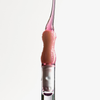 „Lip Candy Oil“ von NABLA Cosmetics: Ein Wattestäbchen in einer durchsichtigen Tube vor weißem Hintergrund.