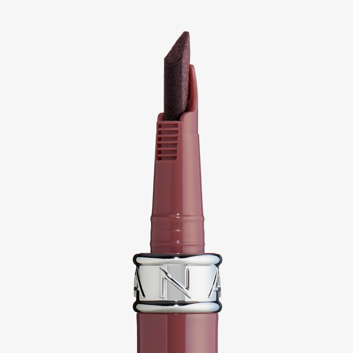 NABLA Cosmetics „Stay True“ Lip Marker mit abgewinkelter Spitze in einer rosa-silbernen Tube, aufrecht vor weißem Hintergrund.