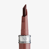 Eine Nahaufnahme des „Stay True Lip Marker“ von NABLA Cosmetics in der Farbe Mauve, in einer eleganten rosa Tube mit einem metallisch-silbernen Akzent am unteren Ende.