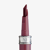 Nahaufnahme des „Stay True Lip Marker“ von NABLA Cosmetics: mauvefarbener Farbton, einzigartige, abgewinkelte Spitze und eine mit einem Silberring verzierte Tube.