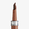 „Stay True Lip Marker“ von NABLA Cosmetics: ein brauner Lippenstift mit abgeschrägter Spitze in einer eleganten Hülse, verziert mit einem metallisch-silbernen Band.