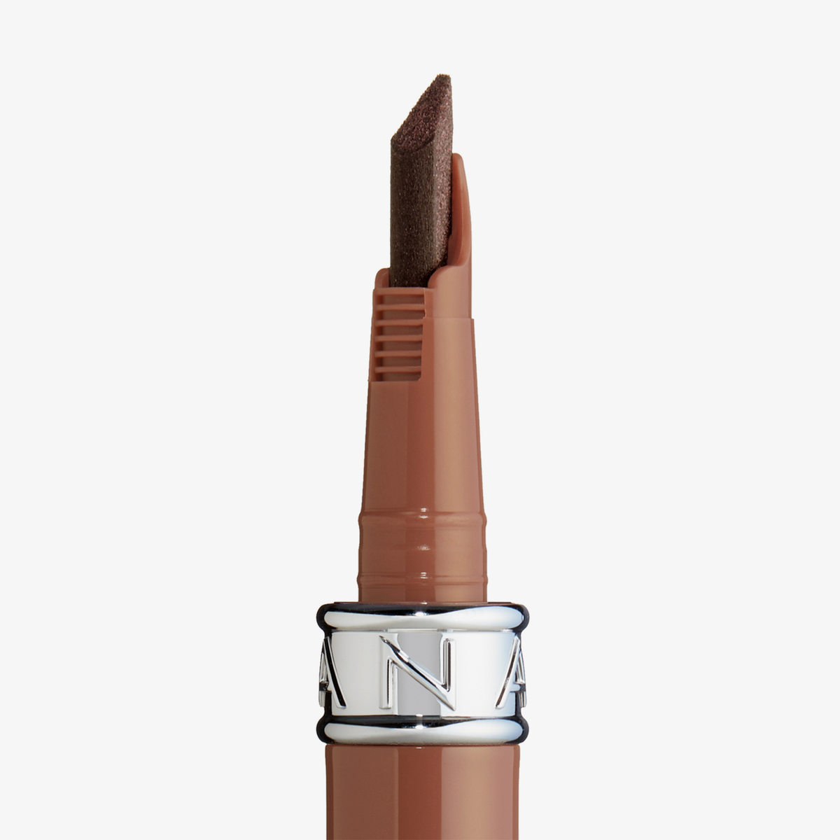 „Stay True Lip Marker“ von NABLA Cosmetics: ein brauner Lippenstift mit abgeschrägter Spitze in einer eleganten Hülse, verziert mit einem metallisch-silbernen Band.