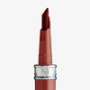 „Stay True Lip Marker“ von NABLA Cosmetics: ein roter Lippenstift mit abgeschrägter Spitze in einer eleganten rosa-silbernen Hülse vor weißem Hintergrund.
