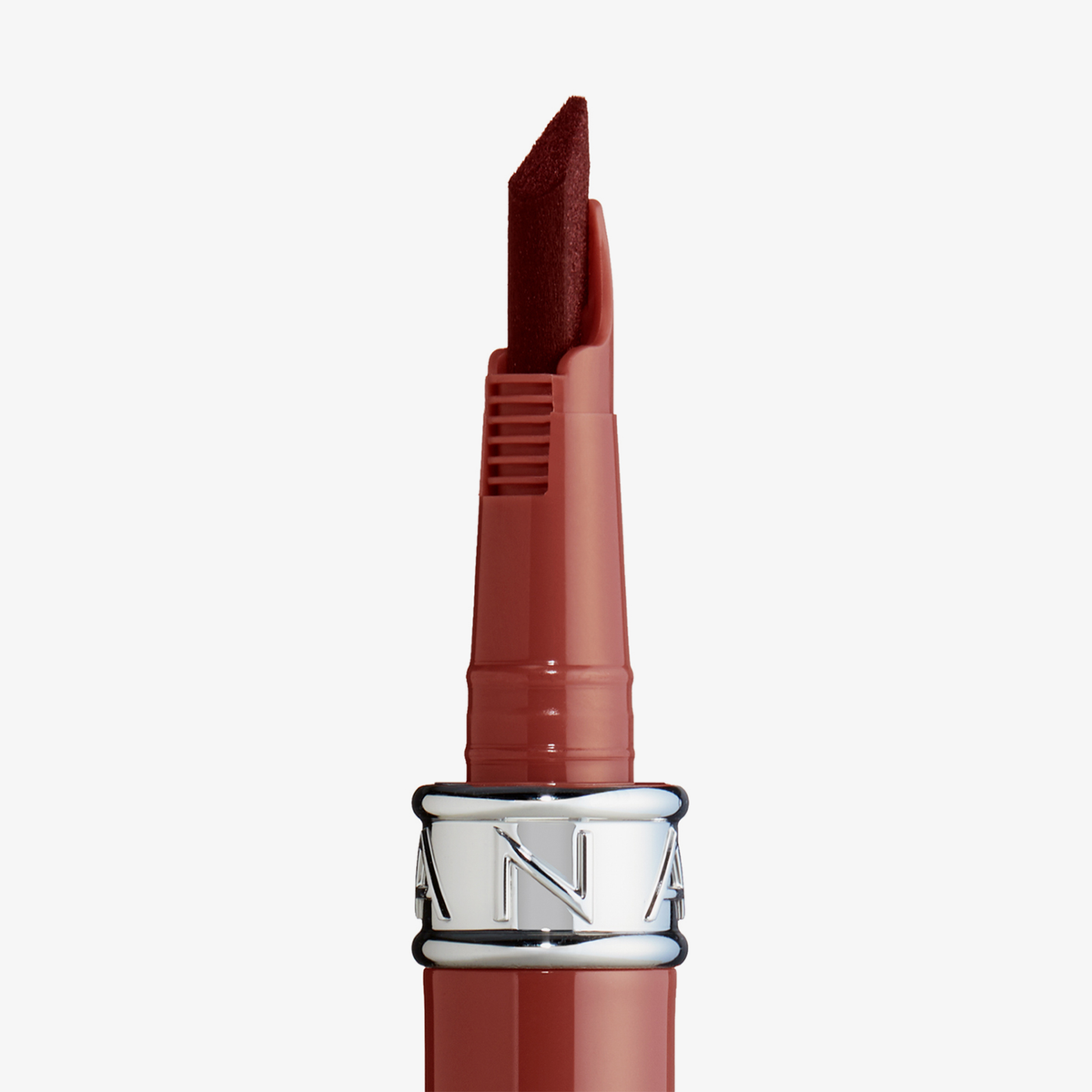„Stay True Lip Marker“ von NABLA Cosmetics: ein roter Lippenstift mit abgeschrägter Spitze in einer eleganten rosa-silbernen Hülse vor weißem Hintergrund.
