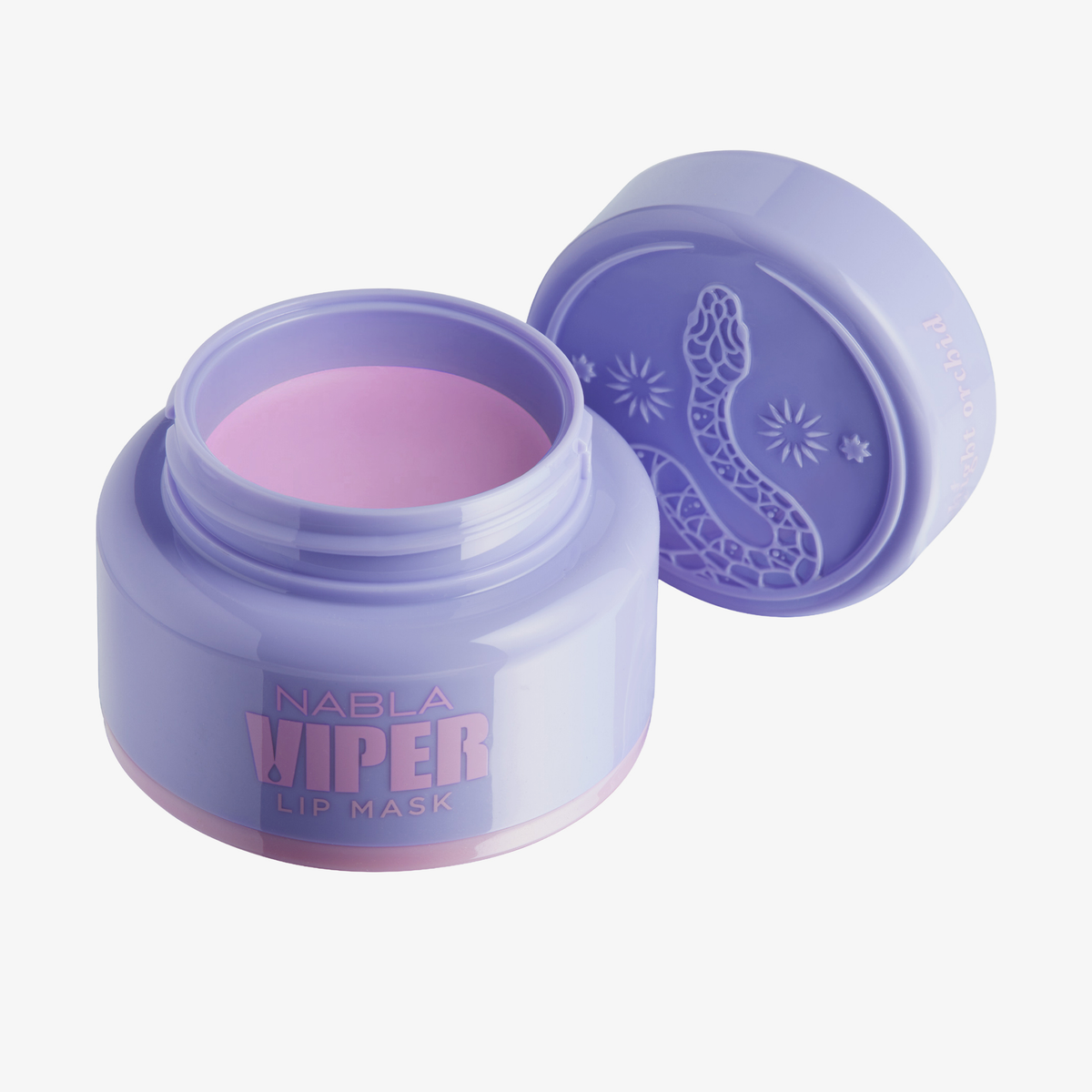 Offene violette Dose der Viper Lip Mask – Midnight Orchid von NABLA, mit einem Deckel mit Schlangenmuster auf weißem Hintergrund.