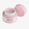 Offene rosa Dose der Viper Lip Mask – Strawberry Cream von NABLA, mit einem Deckel mit Schlangenmuster auf weißem Hintergrund.
