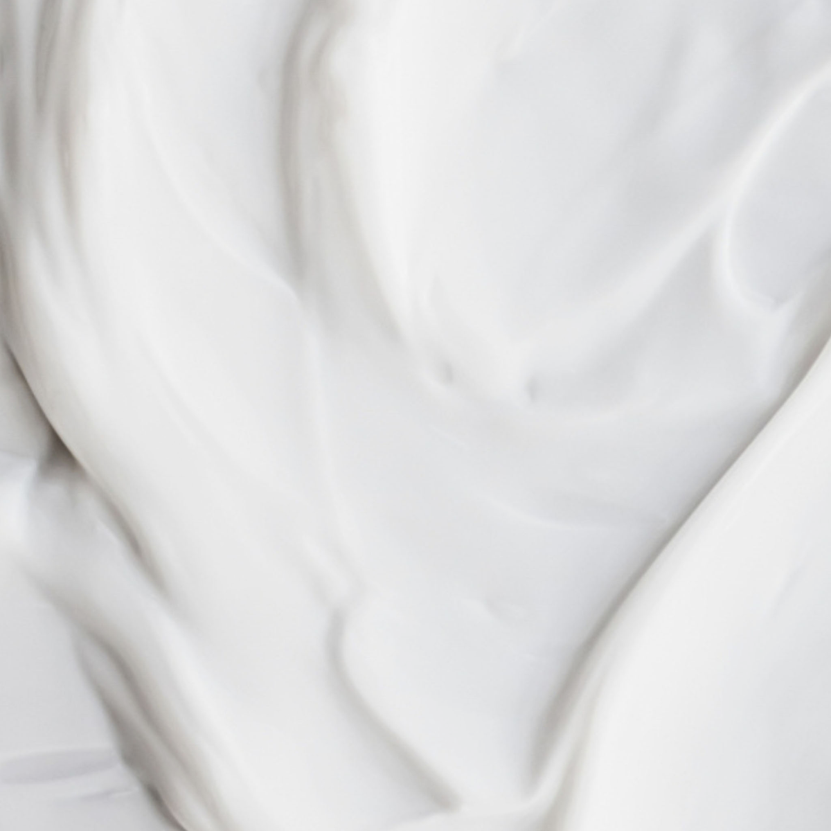 Die Nahaufnahme von NERDS. Multi-Peptide Smart-Aging Moisturizer offenbart seine glatte, cremig-weiße Textur mit sanften Schlieren.