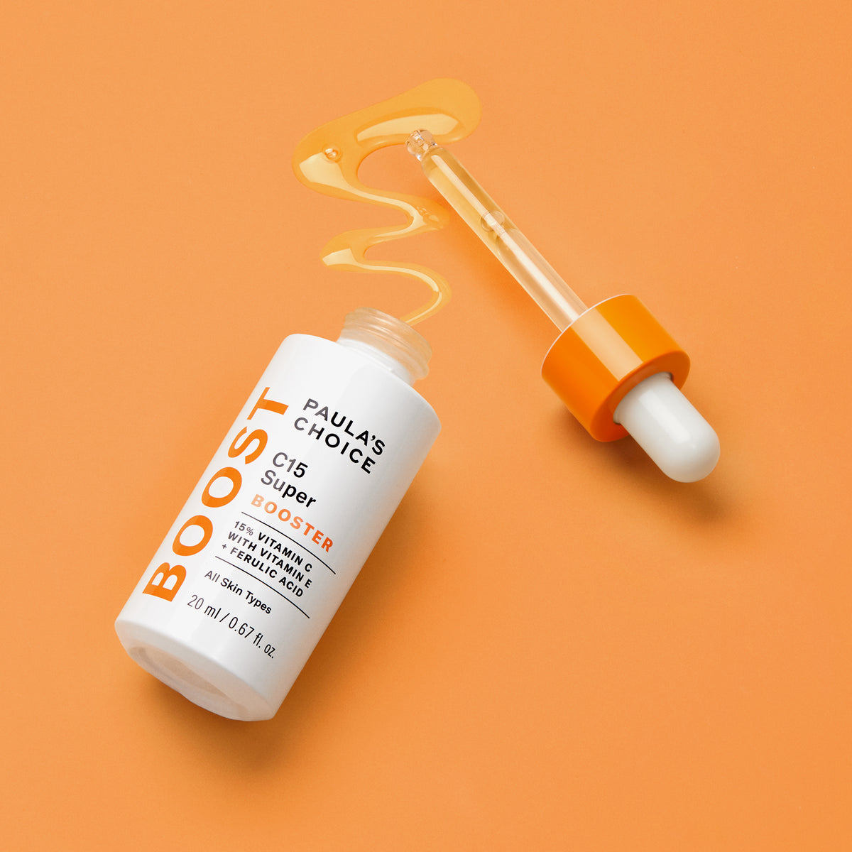Eine Flasche C15 Super Booster mit einer Pipette und gelbem Serum auf orangefarbenem Hintergrund.