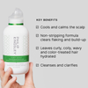 In einer Hand wird das „Philip Kingsley Flaky/Itchy Scalp Hydrating Curl Anti-Dandruff Shampoo“ gehalten. Die Vorteile sind in schwarzer Schrift mit Kontrollkästchen aufgeführt.