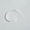 Ein weißer Abstrich von ROUND LAB 1025 Dokdo Cream auf einer glatten, hellen Oberfläche.