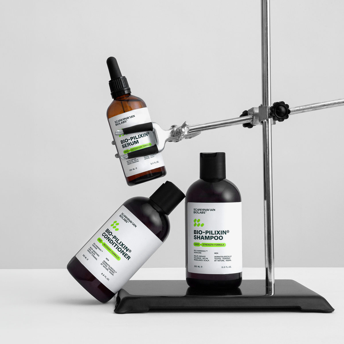 Das Scandinavian Biolabs Bio-Pilixin® Shampoo+ Men ist auf einem Metallständer vor einem schlichten weißen Hintergrund abgebildet.