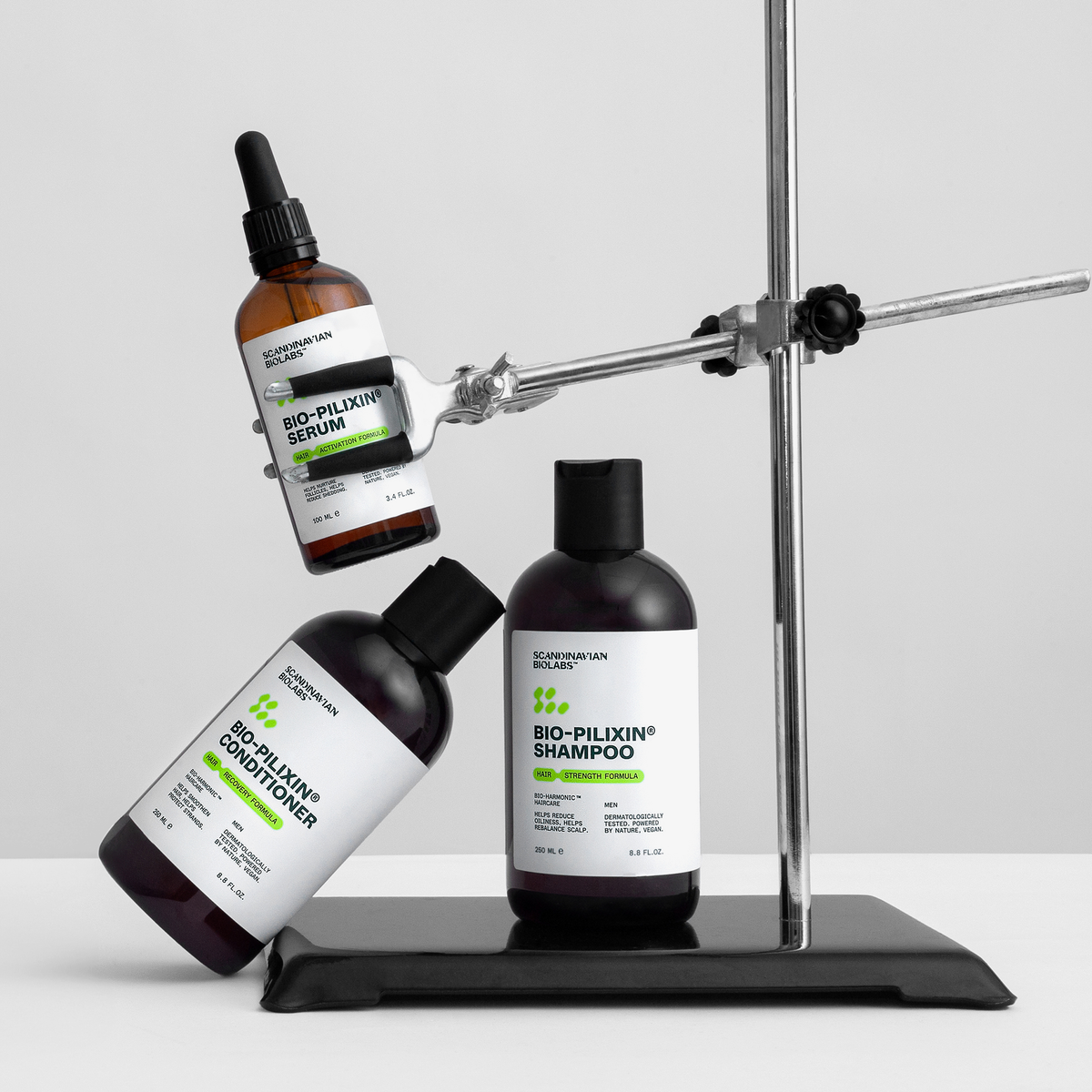 Der Bio-Pilixin® Conditioner+ Men von Scandinavian Biolabs ist auf einem Labortisch ausgestellt.