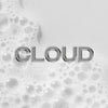 Das Wort CLOUD erscheint in glänzenden silbernen Buchstaben auf einem seifigen, sprudelnden weißen Hintergrund und steht für das Cloud Shampoo von SHYNE.