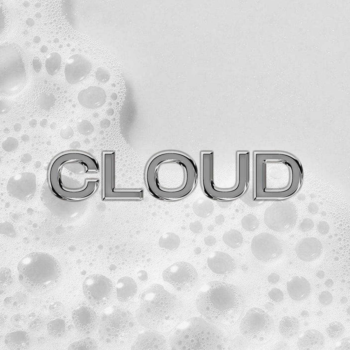Das Wort CLOUD erscheint in glänzenden silbernen Buchstaben auf einem seifigen, sprudelnden weißen Hintergrund und steht für das Cloud Shampoo von SHYNE.