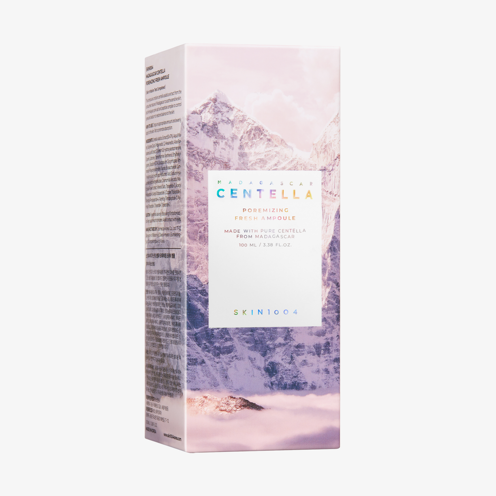 Die Verpackung der SKIN1004 Madagascar Centella Poremizing Fresh Ampoule ist mit einer Berggrafik und Pastellfarben versehen.