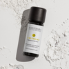Eine Flasche Skintegra C-50 I TXA-14.5 Pigment Correct Serum steht auf einer weißen, strukturierten Oberfläche.