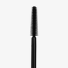 Die SWEED Cloud Mascara mit kurzen, gleichmäßig angeordneten Borsten wird vor einem weißen Hintergrund präsentiert.
