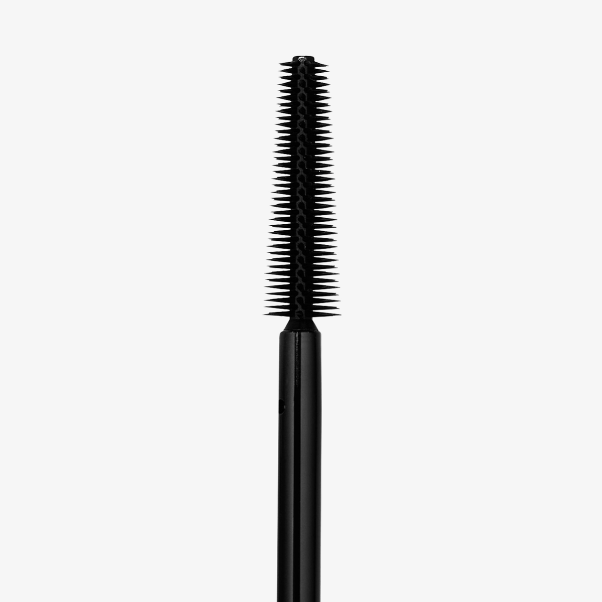 Die SWEED Cloud Mascara mit kurzen, gleichmäßig angeordneten Borsten wird vor einem weißen Hintergrund präsentiert.
