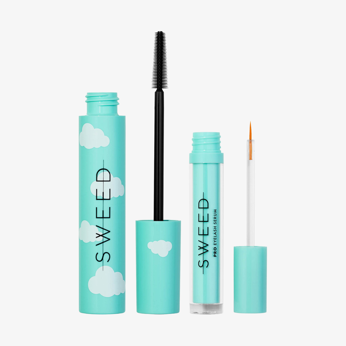 Zwei türkisfarbene SWEED-Tuben (Cloud Mascara + Wimpernwachstumsserum 3 ml) mit Applikatoren auf weißem Hintergrund.