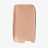 Auf weißem Hintergrund ist ein rechteckiges Farbmuster der SWEED Glass Skin Foundation in Beige zu sehen.
