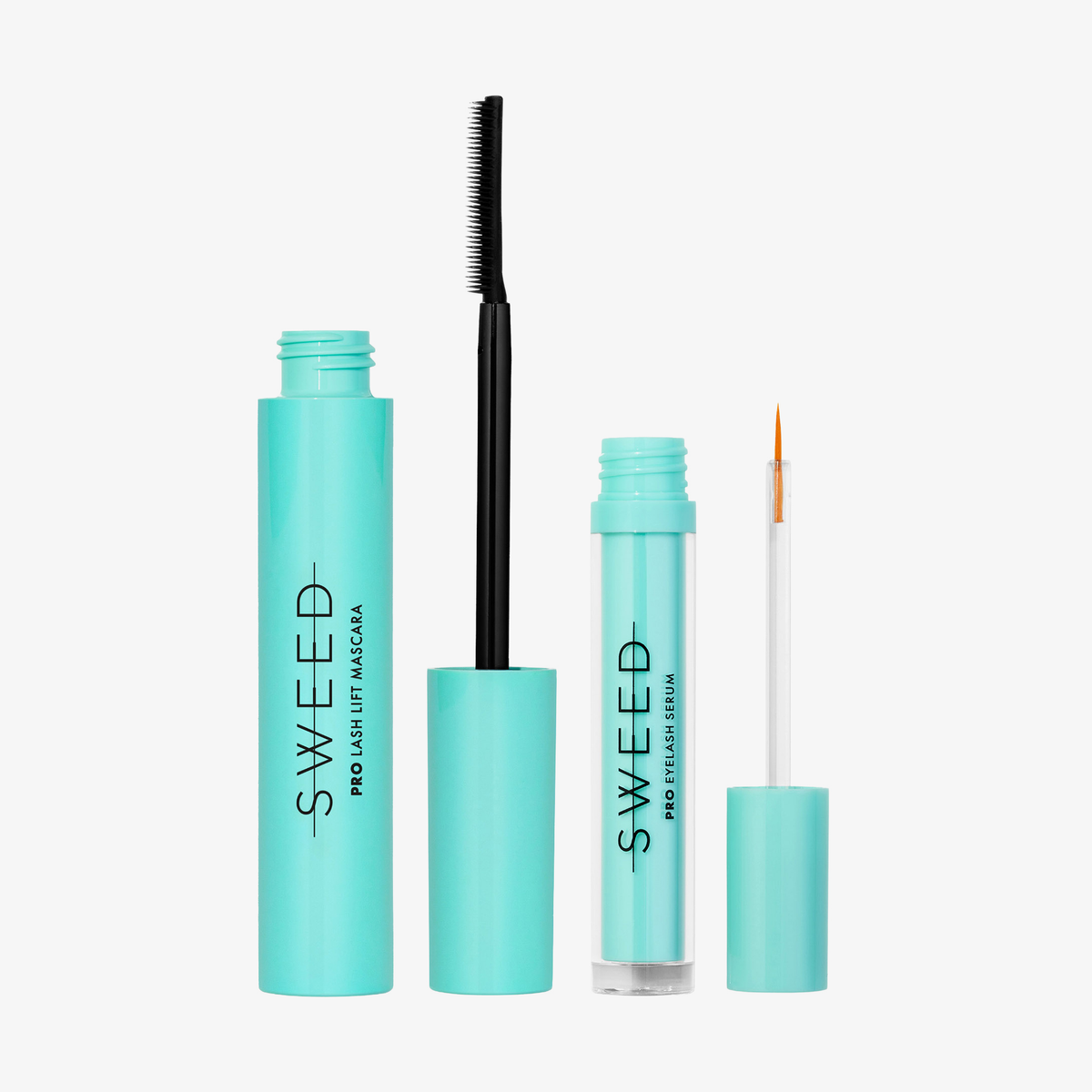 Zwei SWEED Lash Lift Mascara + Wimpernwachstumsserum in 3-ml-Tuben, eine geöffnet mit einem schwarzen Applikator, eine mit einer schlanken Bürste, auf weißem Hintergrund.