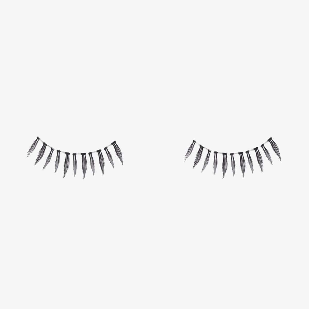 SWEED Nikki Defined Underlash: Lange, dunkle Wimpern auf geschlossenen Augenlidern vor einem schlichten weißen Hintergrund.