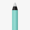 Eine Nahaufnahme des SWEED Satin Eyeliners in Hellblau mit einer spitzen silbernen Spitze vor weißem Hintergrund.