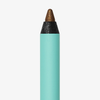 Eine Nahaufnahme des SWEED Satin Eyeliners in der Farbe „Teal“ mit einer schimmernden braunen Spitze, abgebildet vor einem schlichten weißen Hintergrund.